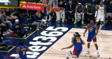 字母哥和戈登纠缠倒地 先吹戈登犯规&amp;掘金挑战成功改判字母哥犯规